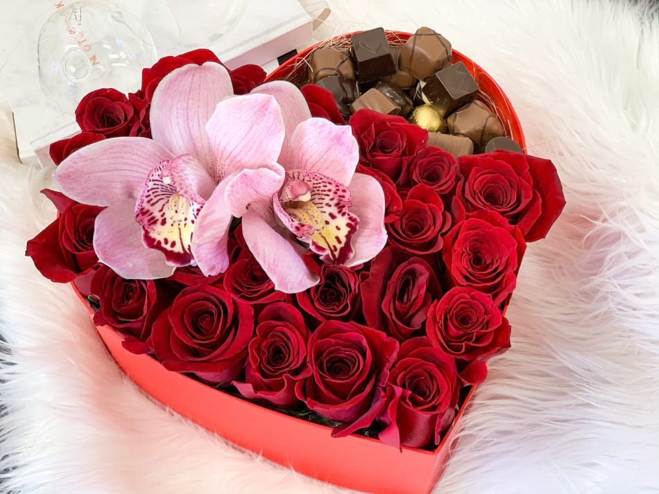 Gift Box With Red Roses And Godiva Chocolate – Sofia Luxe Flowers